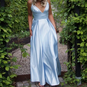 Ljusblå långklänning med v-ringning - Säljer nu min fina fina balklänning!! Endast använd en gång 2021 🩵 Från JJ’s House, i storlek 36 (jag är 170 cm lång och normalt stor XS eller liten S), sytt om bysten då den var otroligt stor i storleken🦋  Superfin i skicket och såklart nytvättad!!  Nypris: 1600 kr