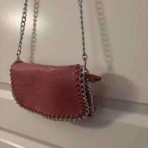 Rosa axelväska från Tiamo - Snygg rosa axelväska från Tiamo! Bra skick förutom att tyget i väskan har släppt lite, men märks knappt!