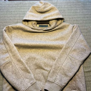 Grå hoodie från Contra - Säljer en stilren grå hoodie från Contra. Den har en klassisk design med en stor huva och en praktisk magficka. Perfekt för en avslappnad look. Använd men de syns inte. Iprincip nyskick. Köpt för 600 hos team sportia tror jag. Hör av er vid frågor mvh Maxi