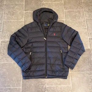 Ralph Lauren Jacka Svart - Ralph Lauren Jacka Svart || Nypris runt 3200 || Storlek S P || Nyskick || Tveka inte att höra av dig om du har frågor