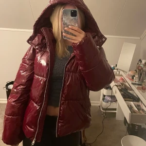 Vinröd pufferjacka med huva - Intressekoll på min vinröda puffar jacka från Nelly💕💕 Den är i storlek L men passar mig som brukar ha S super bra!