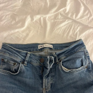 Blå jeans från Zara - Säljer dessa snygga low waist bootcut jeans då de inte passar mig längre💕💕