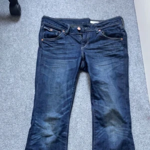 low waist bootcut  - Snygga  lågmidade jeans med bootcut. Säljer pga passade inte mig inte i längden så bra❣️❣️ pris kan diskuteras❕❕                  Storlek är 27 x32.     fråga gärna för fler bilder🙏🙏 