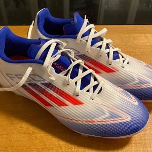 Adidas fotbollsskor - Adidas F50 leauge fotbollsskor. Storlek 41 1/3. Använda 3 gånger, så är i nyskick! Köpta för 900kr.