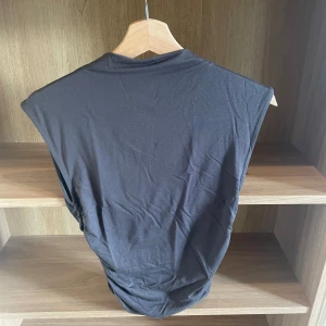 Svart ärmlös topp - Jättefin svartgrå topp från Gina