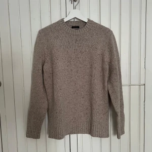 Massimo Dutti Stickad Tröja - Säljer denna stickad tröja från märket Massimo Dutti. Storlek M. Toppen skick, inga defekter!