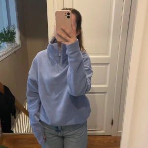 Blå tröja - Jättemysig tröja från lxa i bra skick, går att dra åt längst ner och finns hål för tummar