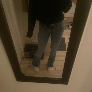Low waist bootcut jeans blå - Säljer dessa super fina bootcut jeans från Gina tricot!💗 Använt några gånger men är i jätte bra skick! Orginal pris 500kr💗