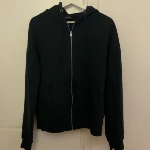 Munkjacka svart storlek S-M - Från Even&odd. Står ingen storlek på tröjan men skulle säga att den passar S-M