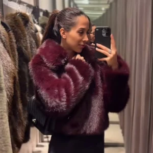 Vinröd pälsjacka från Zara - Säljer en lyxig vinröd pälsjacka från Zara. Jackan har en elegant design med långa ärmar och en mjuk, fluffig textur. Perfekt för att hålla sig varm och stilren under kyliga dagar.