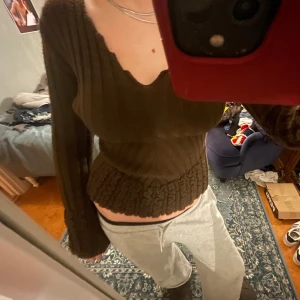 Stickad tröja🤎 - En supersöt stickad italiensk vintage tröja! Superfina detaljer på ärmarna och nederdel och så skön! Unik tröja i en superfin brun färg. 