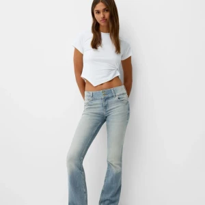 Ljusblå bootcut jeans - Snygga ljusblå bootcut jeans med låg midja. Perfekta för en avslappnad stil. De har en klassisk femficksdesign och en bekväm passform. Använda endast en gång men tyvärr för små för mig!! 