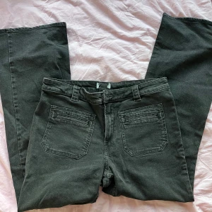 Svarta jeansbyxor - Snygga svarta jeansbyxor med bootcut passform. Små i storleken (passsar perfekt om du är st 42)