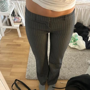 Lågmidjade randiga kostymbyxor  - Jättesnygga och jäääättelånga kostymbyxor från Madlady!! Säljer då jag köpte i en för liten storlek så de är aldrig använda! Nypris: 649kr och jag är 180💓💓