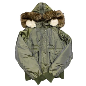 Grön 2000s pufferjacka med pälsdetaljer💛 - Snyggaste grön pufferjacka med avtagbar huva och pälsdetaljer. Jackan har en broderad design med paljetter på ryggen och flera praktiska fickor framtill. Insidan är fodrad med ett guld tyg. Super fin i ny skick💋 Storlek S men passar även M🫶🏼 (bild på finns, fråga privat)