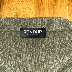 Stickad dondup tröja - Jätte snygg stickad dondup tröja i 50% alpacka ull och 50% Lana ull. Köpte den på NK och nypriset var 3000kr. Skriv om ni har frågor! Strl L