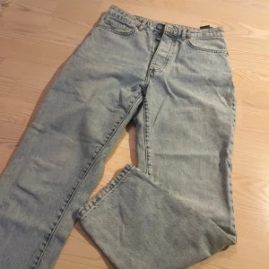 Mom jeans - Mom jeans i ljus tvätt Sparsamt använda därav i väldigt fint skick! Innerbenslängd: 65cm W28