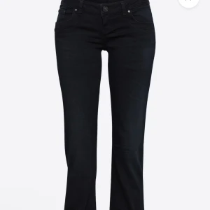 Svarta LTB jeans  - Säljer mina ltb jeans i färgen Nattblå💞Det är jättemörkblåa men ser svarta ut. Storlek 24/30. Köpte för 900kr, mycket bra kvalite och är använda fåtal gånger💗 Pris kan diskuteras!!!
