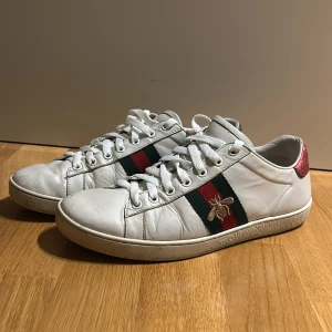 Gucci skor - Säljer ett par snygga Gucci ace skor. Perfekta till våren. Skick: 6,5/10. Storlek 40 men passar 41. Inget og följer med. Skriv vid funderingar! /SS_resell