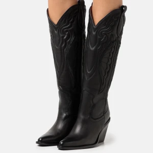  cowboy boots - säljer dessa väldigt fina svarta cowgirlboots köpt för 2000 kr  har knappt använt dem så de är som nya