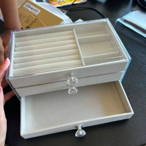 låda - en fin elegant smyckes låda, helt ny har bara lagt in smycken på andra bilden så ni ser hur man kan lägga typ