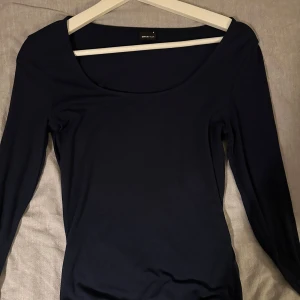Långärmad slits tröja från Gina Tricot  - Säljer denna marinblåa långärmade tröjan från Gina Tricot. Den har en slits längst ned på armen, Strl S. Mycket sparsamt använd!💙