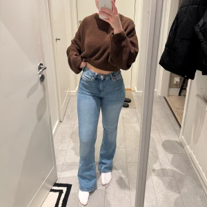 Blå högmidjade utsvängda jeans  - Blå högmidjade utsvängda jeans i väldigt bra skick, använda fåtal gånger! Storlek xxs men passar xs också då dom är väldigt stretchiga.            200 kr eller kom med bud!