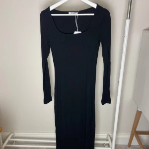 Svart ribbad klänning - Snygg svart långklänning från NA-KD med en fyrkantig halsringning💗