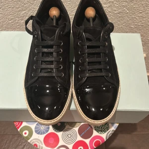 Svarta sneakers från Lanvin - Säljer mina svarta Lanvins, köpte fel storlek så passar tyvärr inte mig.  Jag har bara använt dem några få gånger så i väldigt bra skick. Levereras i kartong. Innermått ca 27 cm. Pris kan diskuteras vid snabb och smidig affär