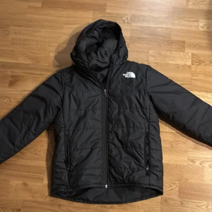 Svart pufferjacka från The North Face - Kontakta via köp! Jackan är i storlek 14-16 år men är liten i storleken.                                                                                   Säljer en the north face jacka 