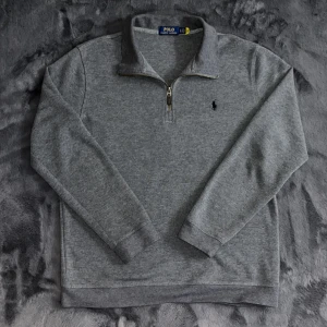 Ralph Lauren half zip - Säljer en stilren grå tröja från Polo Ralph Lauren med halv dragkedja och broderad logga på bröstet. Perfekt för en avslappnad och snygg look. Tröjan har långa ärmar och är tillverkad i ett mjukt material. Nypris 2000kr, skick 10/10 helt ny, har inget äktahetsbevis. Pris går att diskutera ✅