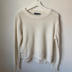 Vit stickad tröja från Brave Soul - Säljer en stilren vit stickad tröja från Brave Soul. Tröjan har en rund halsringning och långa ärmar, perfekt för kyligare dagar. Den ribbade strukturen ger en klassisk look.