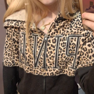 Victoria's secret  - En superfin 2000s zip up hoodie från PINK Victorias secret  🫶🏼 Storlek xs men passar även S bra! Inga defekter förutom att den är en aning nopprig annars  bra skick! Kontakta om du har några frågor 💞 *det är spegeln som är smutsig*