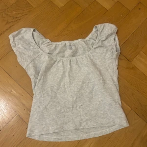 Gullig topp från brandy!!! - Säljer denna söta toppen från brandy melville! Säljer då jag inte har använt den på ett tag❤️Priset går att diskutera! One size men skulle säga XS eller möjligtvis XXS