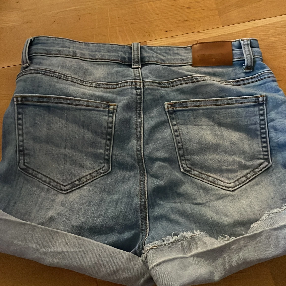 Blå jeansshorts från UNIQ dnm - 2