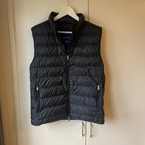 Svart dunväst från Gant - Säljer en svart dunväst från Gant i strl M. Skick 9/10