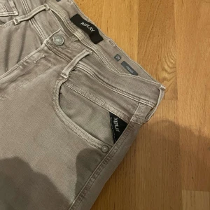 Replay anbass | w29 - Gråa replay jeans storlek w29 L 32, slim fit modell (anbass) hyper flex typ helt oanvända. Skriv vid frågor osv ‼️‼️