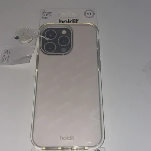 Genomskinligt mobilskal för iPhone 14 Pro Max från Holdit - Säljer ett stilrent och genomskinligt mobilskal från Holdit, designat för iPhone 14 Pro Max. Skalet är tillverkat av återvunnet material och är kompatibelt med MagSafe. Perfekt för att skydda din telefon utan att dölja dess design.
