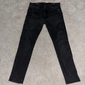 Svarta jeans Replay - Snygga svarta jeansbyxor med en klassisk design. De har en rak passform och är perfekta för en stilren look. Byxorna har fem fickor och stängs med dragkedja och knapp. Inte använda så mycket. Bra skick. Hyperflex modell så väldigt sköna.