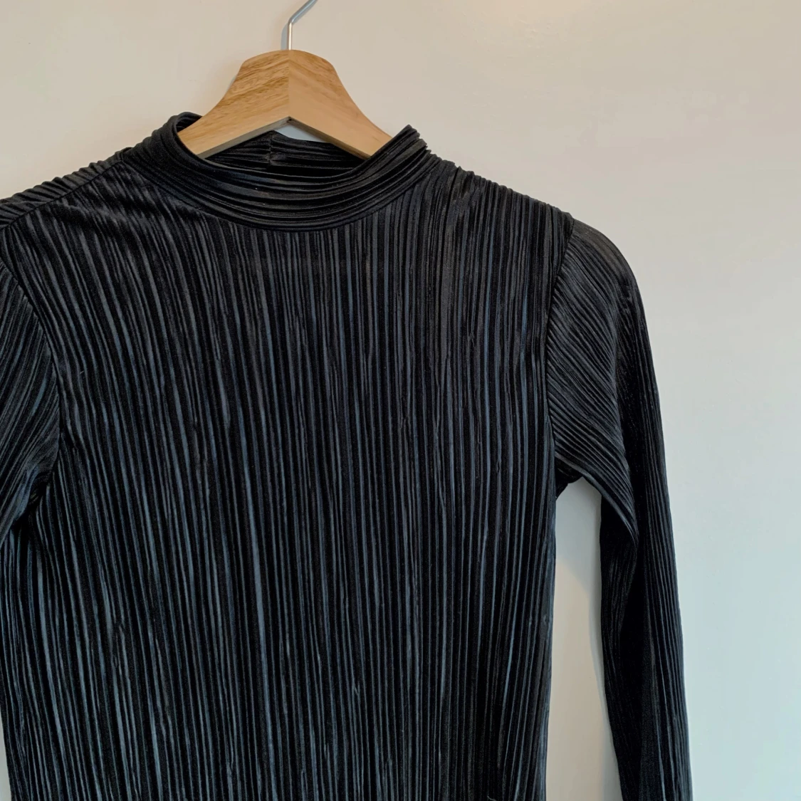 Svart ribbad topp från Reserved - 1