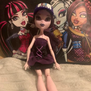 Elissabat Monster High docka - Köpt på eBay för några år sedan, nypris ca 4000 kr, säljer billigt eftersom några accessoarer är borttappade ❣️tar swish och pris kan diskuteras 