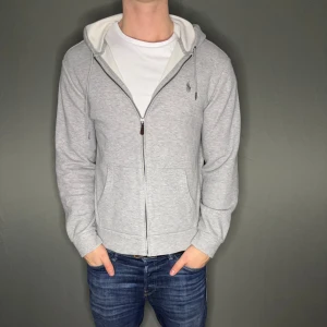 Ralph lauren tröja - Hej säljer nu min fina Ralph Lauren zip hoodie i storlek M. Den är i nyskick och kommer vara otroligt snygg i höst/vinter. Nypris cirka 2300kr! Vi kommer att sälja liknande produkter nu närmare vinter så glöm inte följa profilen!🌊🍾