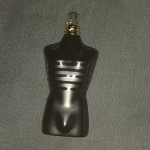 Jean paul gauliter le male le perfume - Helt ny fick den i julklapp men gillade aldrig doften så säljer den nu kanske 123ml kvar. Doftnoter inkluderar iris, lavendel, vanilj och kardemumma. Perfekt för den som vill ha en unik doft som är maskuline. Perfekt nu för vintern