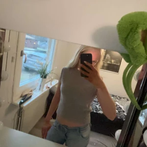 Beige stickad topp från Zara - Säljer en stilren beige stickad topp från Zara. Perfekt för lager-på-lager-stil med sin ribbade nederkant och klassiska design. Passar utmärkt till både jeans och kjol. Aldrig använd.