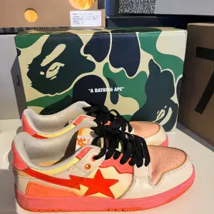 Bapestas i grymt skick, 9/10. Allt OG medföljer, box, soles och dustbag - självklart äkta. DM vid fler frågor/bilder‼️