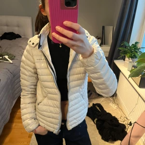 Vit dunjacka från sail racing - Säljer en snygg vit tunn dunjacka från sail racing. Väldigt bra skick. Perfekt till våren 