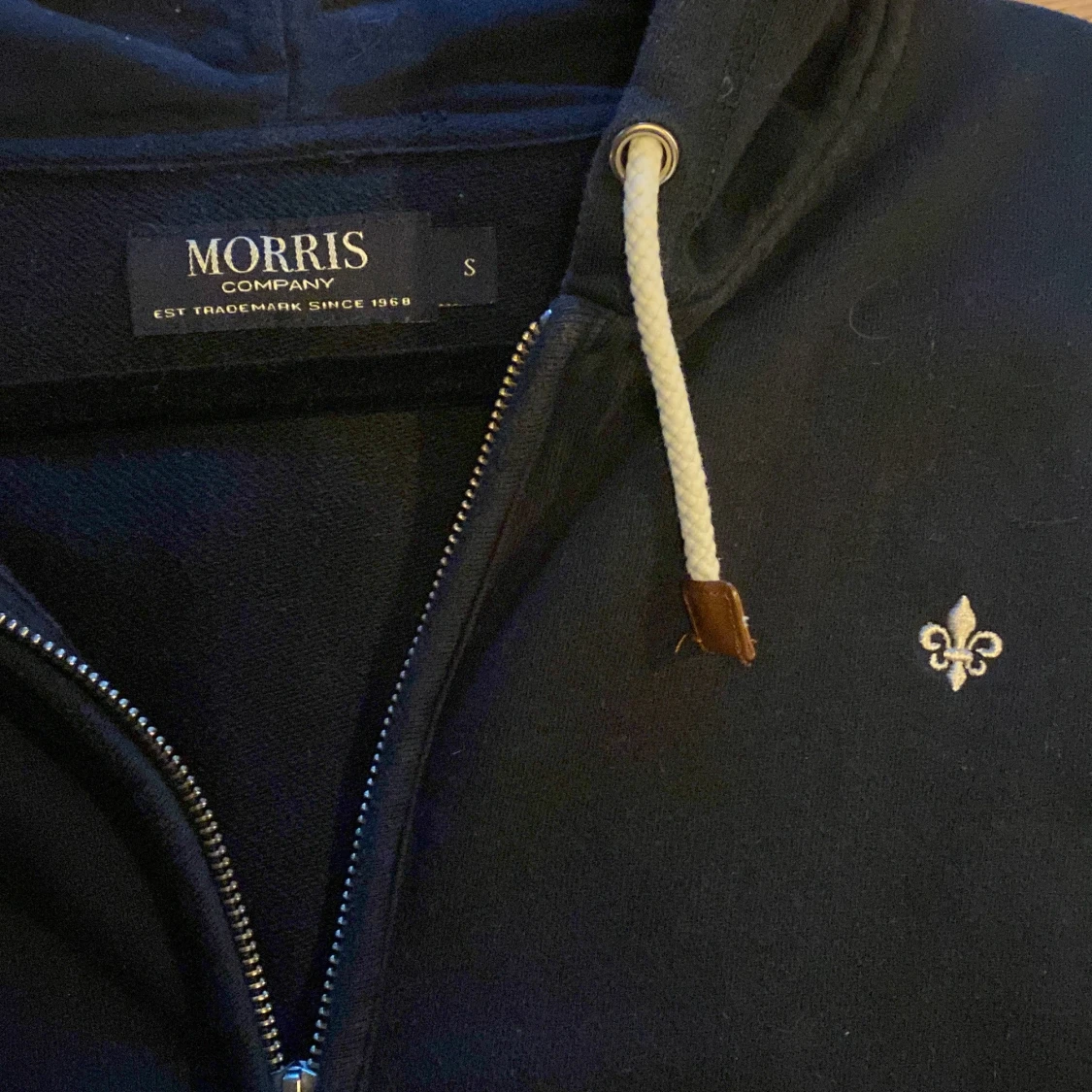 Marinblå zip hoodie från Morris - 2