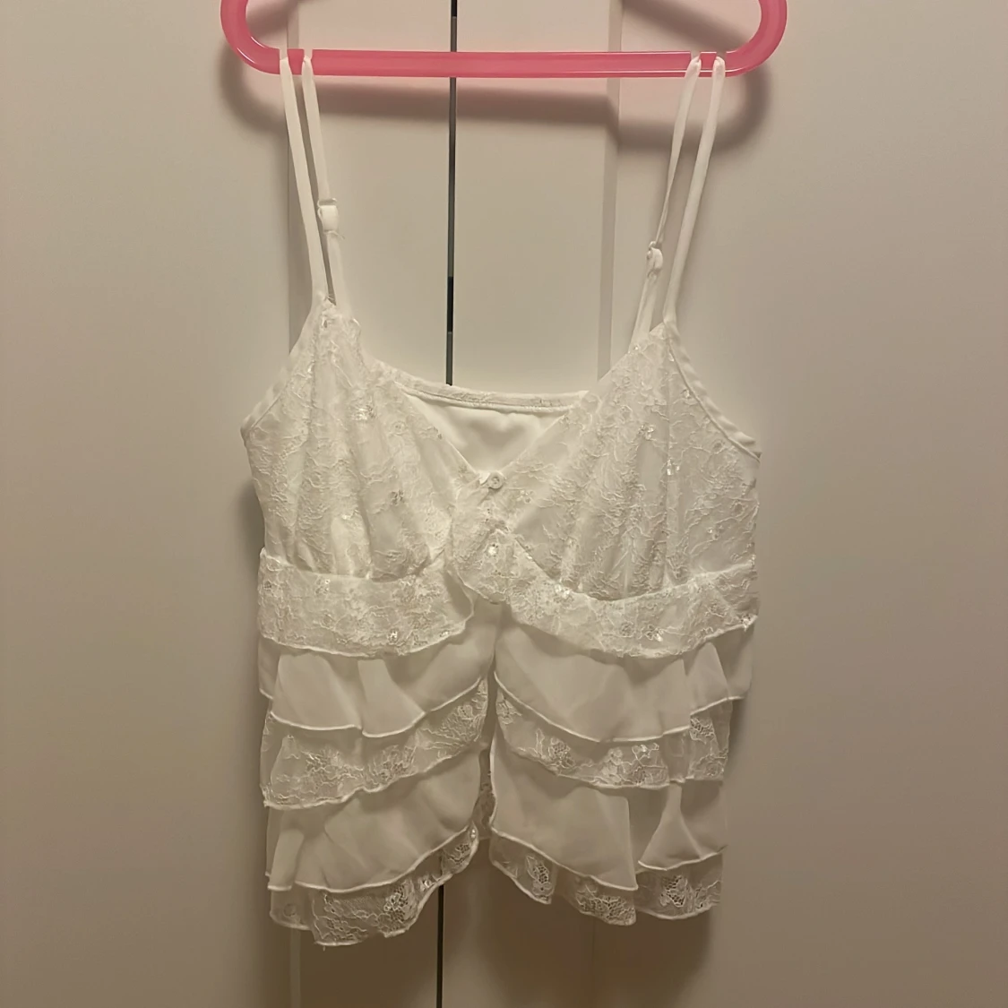 Vit spetsprydd linne med volanger