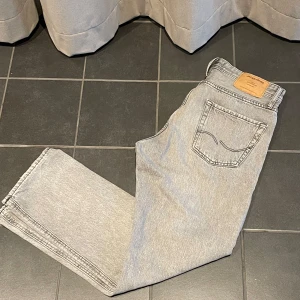 Grå jeans  Jack & Jones - Tja! Säljer dessa sjukt snygga jeans från Jack & Jones i modellen Loose Chris. Skick 9/10 inga synliga defekter. Nypris ligger runt 749kr men säljer nu för endast 549kr. Hör gärna av er vid minsta fundering!