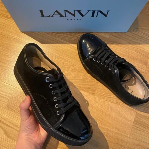 Lanvins Helsvarta skor - Helsvarta Lanvins | Storlek: UK 5 40-41| Modell: Cap toe | Skick: 10/10 | Autentisk, papperskvitto finns | OG: Allt ingår | Nypris: Ca 5,5 k, så passa på | Kom privat vid fler bilder eller frågor, allt gott |📩